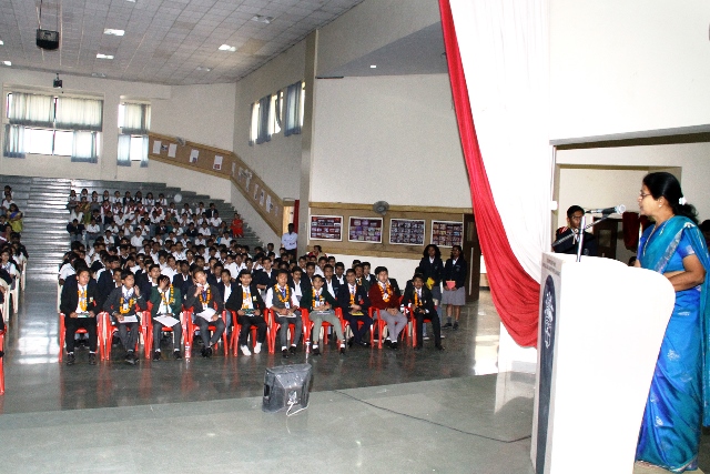 Mrs. K.A. Barawkar, Principal, VPNBVM, briefing the visitors about the history, facilities, activities, achievements and future plans for the school. 