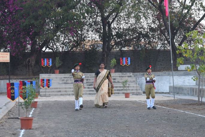 Welcoming Chief Guest Mrs. Tanushree Gore.