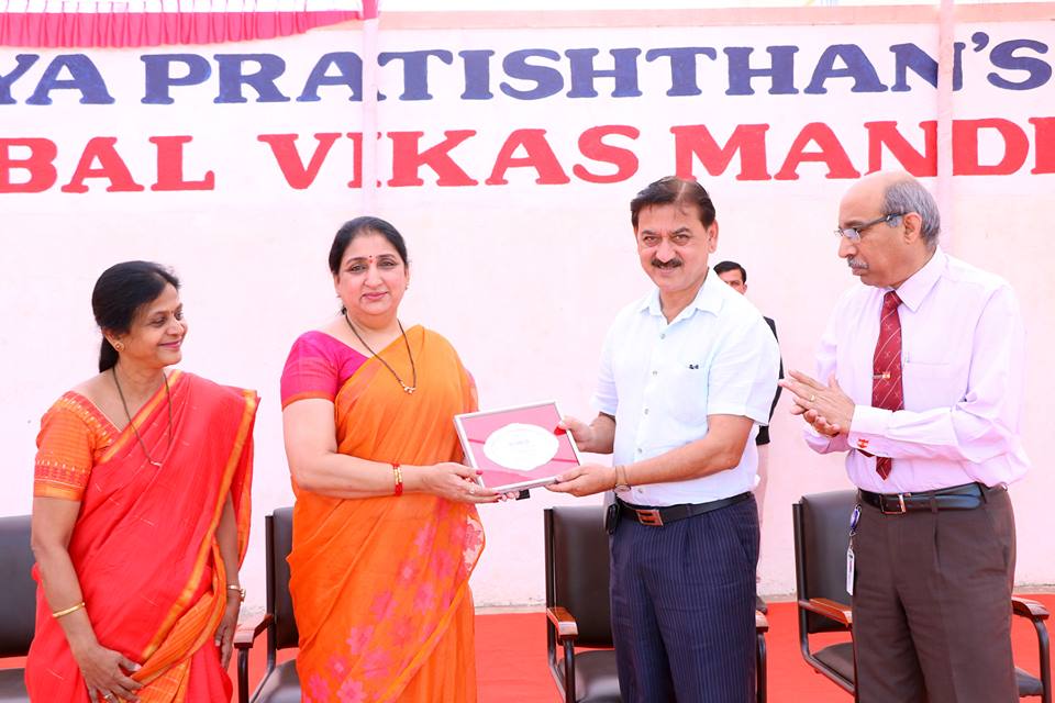 Dr. Rajiv Motilal Shah,Executive Committee Member, V.P., Presenting the Salver as a Token of Appreciation to our Chief Guest &nbsp;Hon. Mrs. Sunetratai Pawar, Executive Committee Member, V.P.